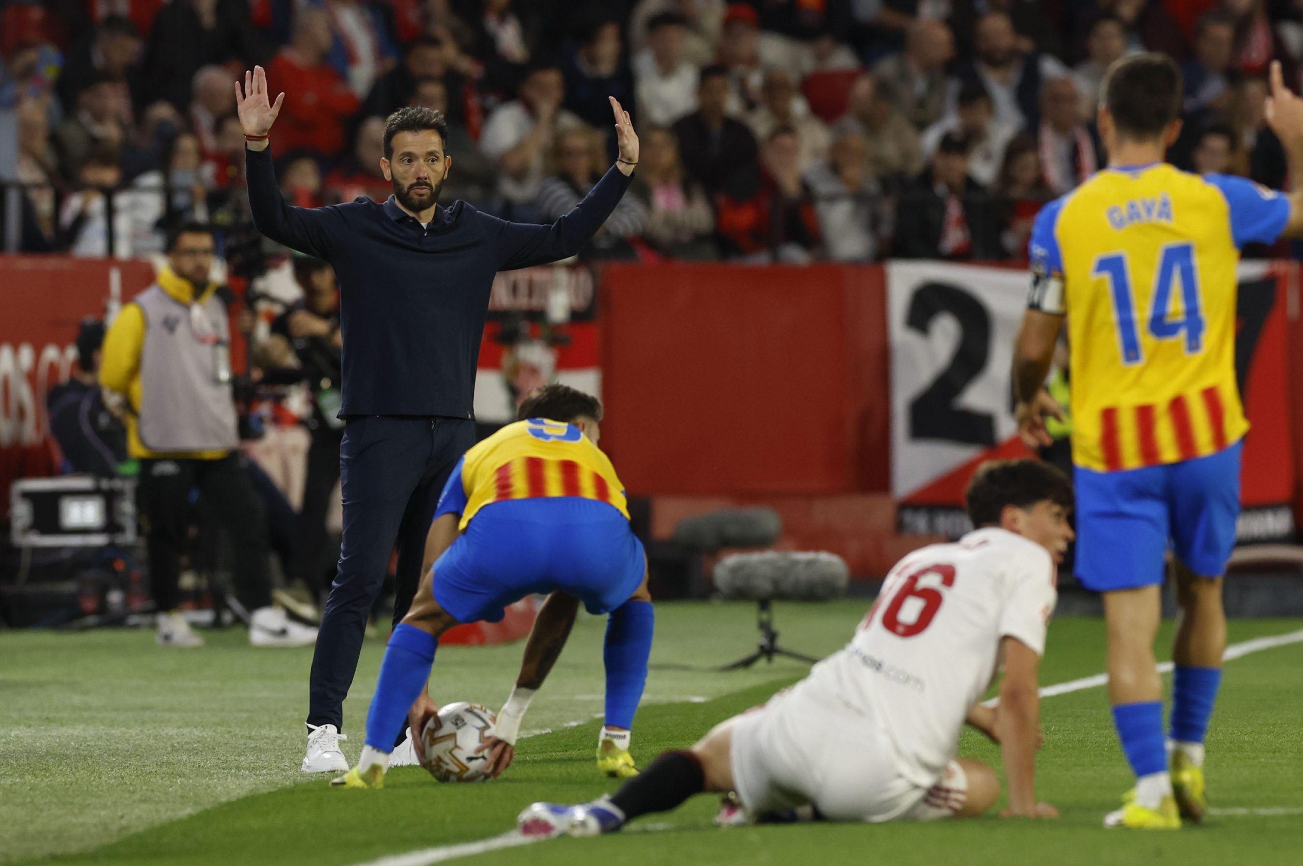 Corberán celebrates Valencia's victory and promises to fight until the end of the season