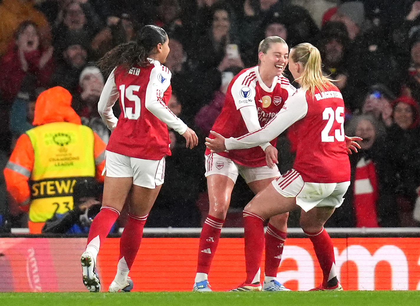 Arsenal take the lead in the Champions League after beating Chelsea in an exciting duel
