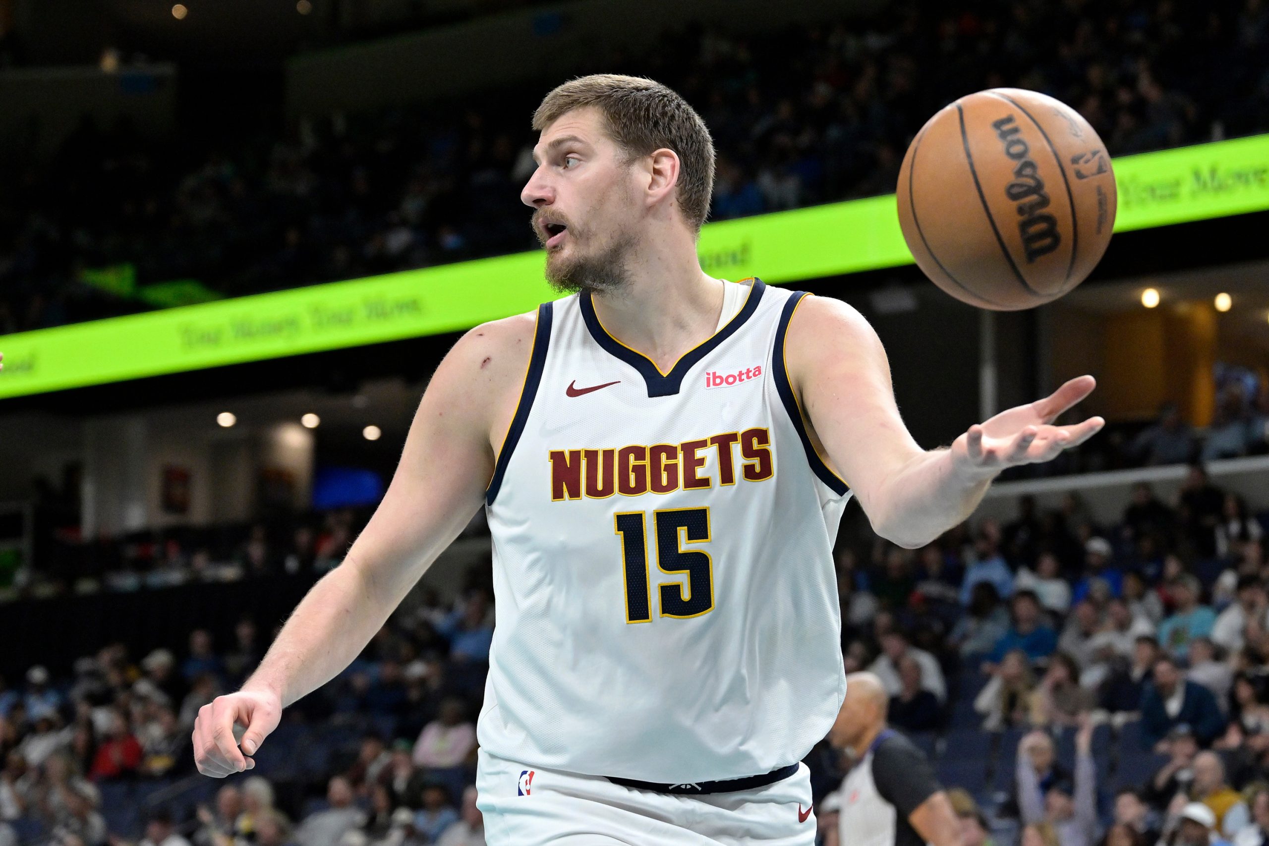 Jokic shines at the end of the game and the Nuggets beat the Suns
