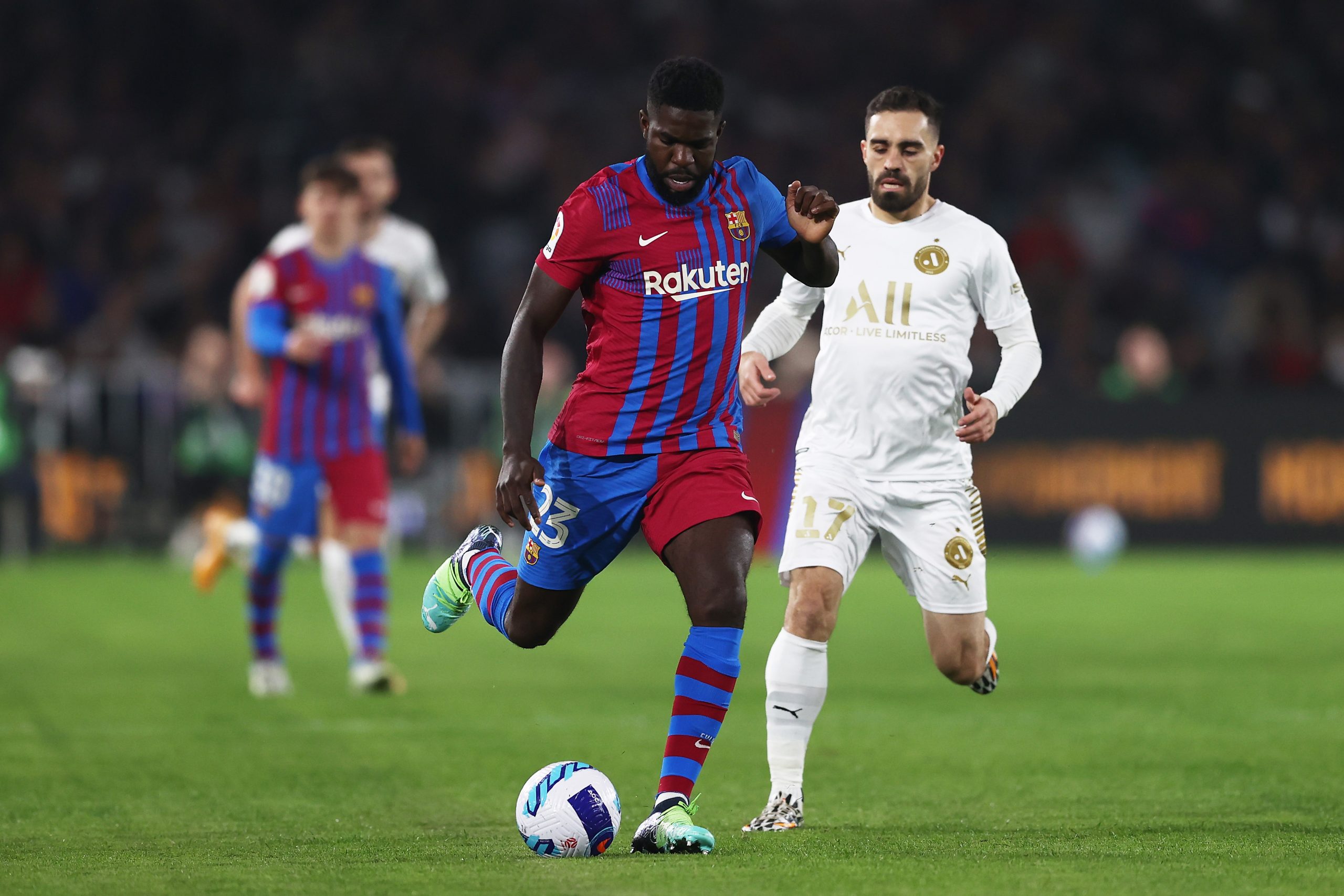 El Barça, en el punto de mira: Henry y Umtiti claman por una defensa de élite tras el KO en Champions El Barça, en el punto de mira: Henry y Umtiti claman por una defensa de élite tras el KO en Champions