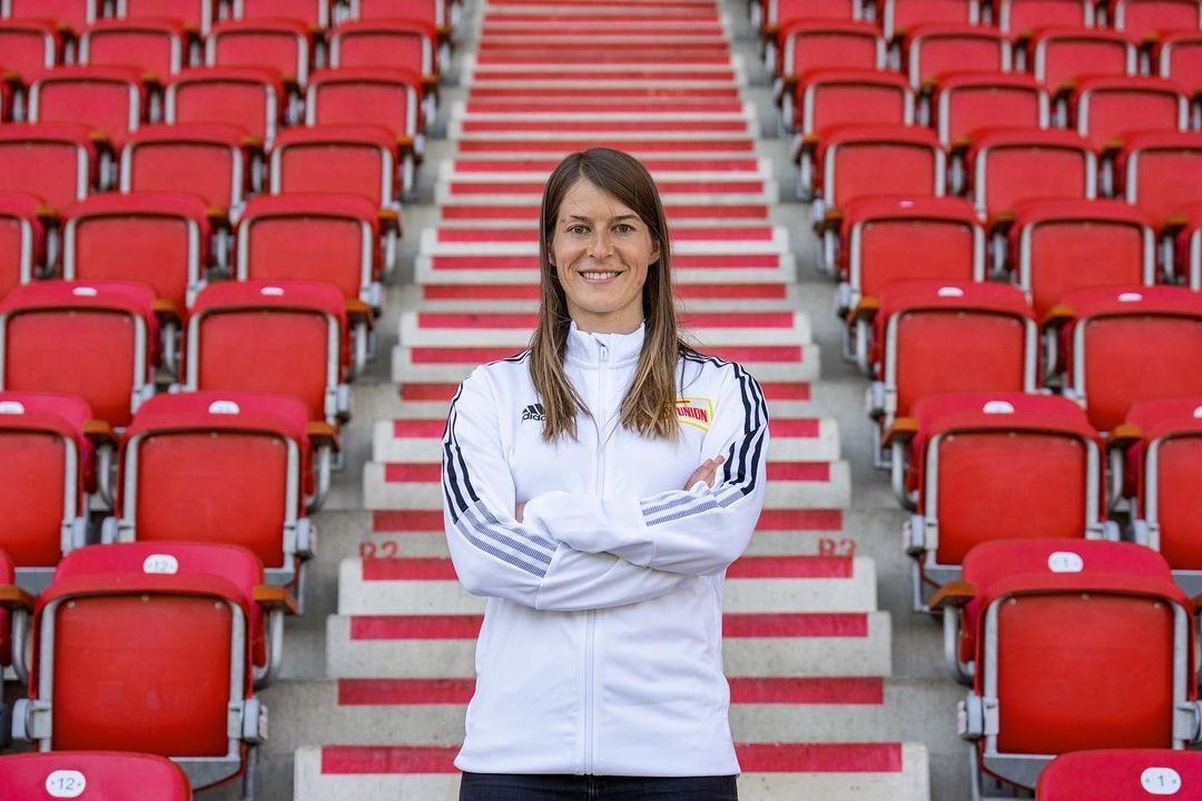 Un Hito en el Fútbol: Marie-Louise Eta Rompe Barreras como Entrenadora de un Equipo Masculino Un Hito en el Fútbol: Marie-Louise Eta Rompe Barreras como Entrenadora de un Equipo Masculino