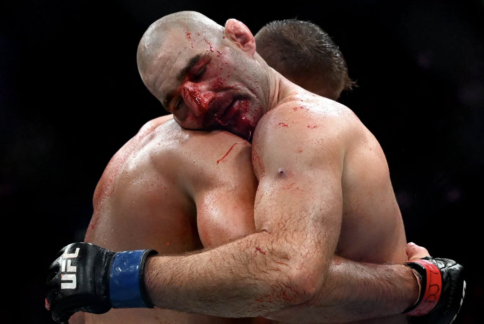 Strickland Desata Furia: Amenaza con Pistola a Chimaev y Cuestiona a Dana White