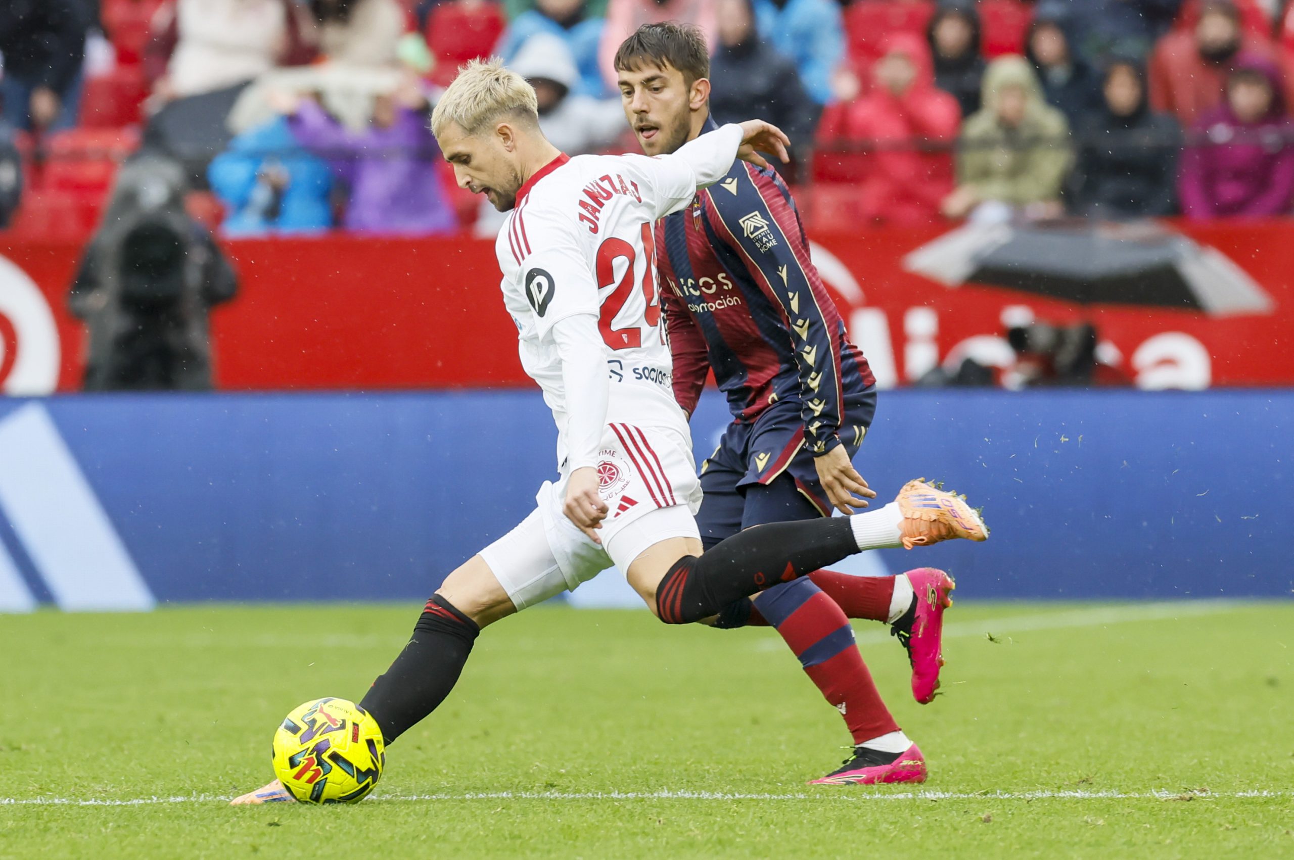 Levante y Sevilla: Duelo a Vida o Muerte en el Ciudad de Valencia Levante y Sevilla: Duelo a Vida o Muerte en el Ciudad de Valencia