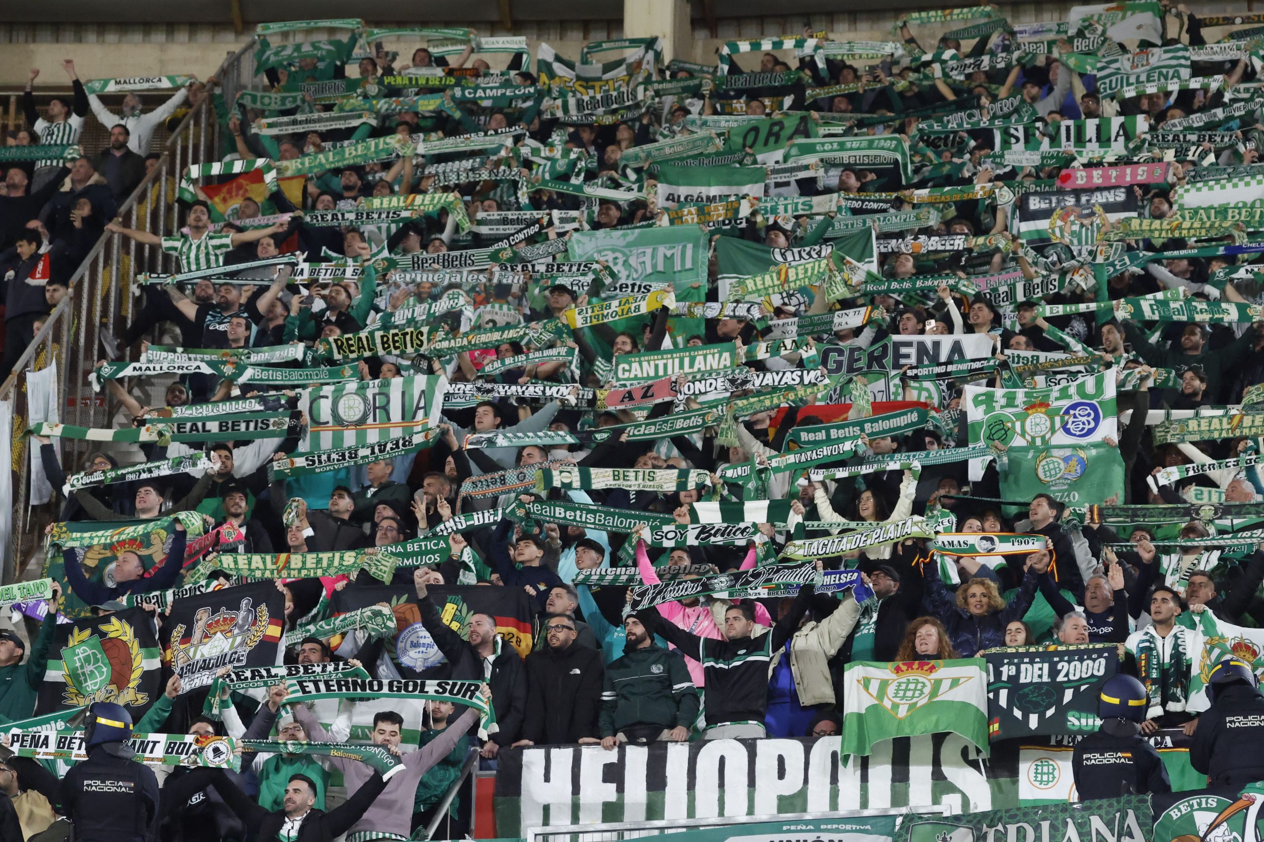 Controversia en el derbi: El Betis enfrenta una multa por incidentes en las gradas Controversia en el derbi: El Betis enfrenta una multa por incidentes en las gradas