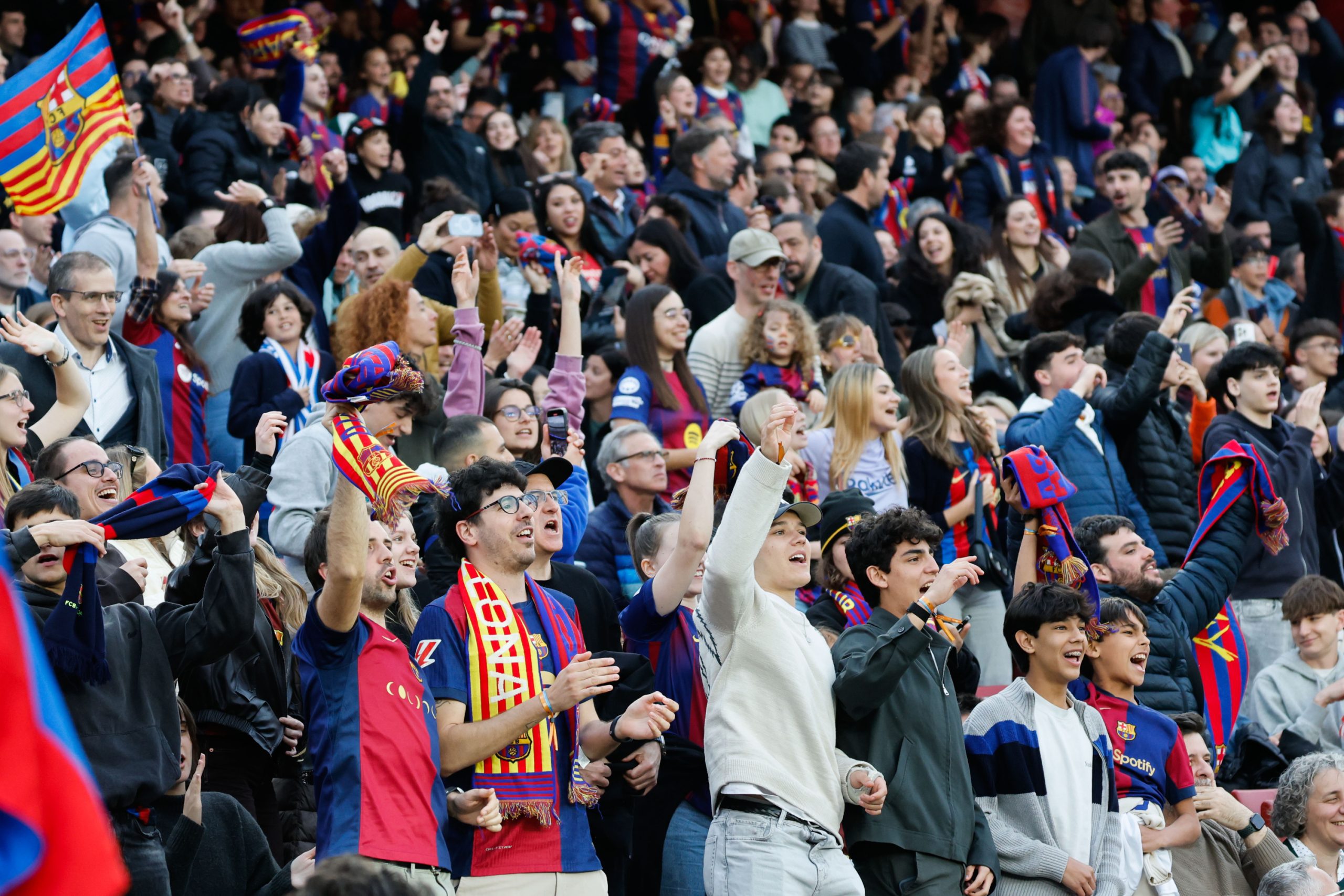El Camp Nou se tiñe de gloria blaugrana: El Barça Femenino humilla al Real Madrid y sueña con la Champions