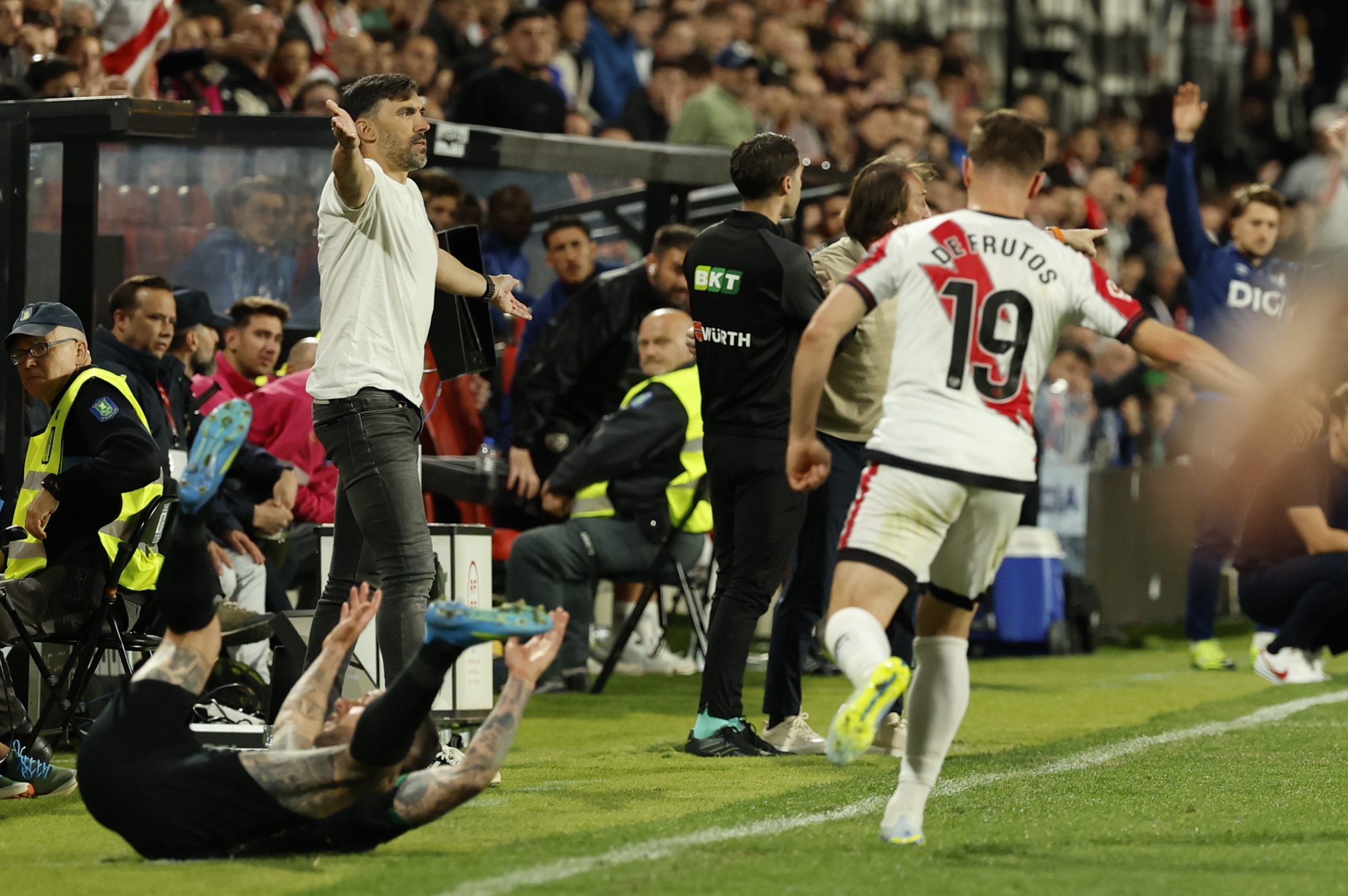 El Elche se aferra al orgullo en Vallecas: Sarabia defiende la entrega pese a la derrota y la inferioridad numérica El Elche se aferra al orgullo en Vallecas: Sarabia defiende la entrega pese a la derrota y la inferioridad numérica