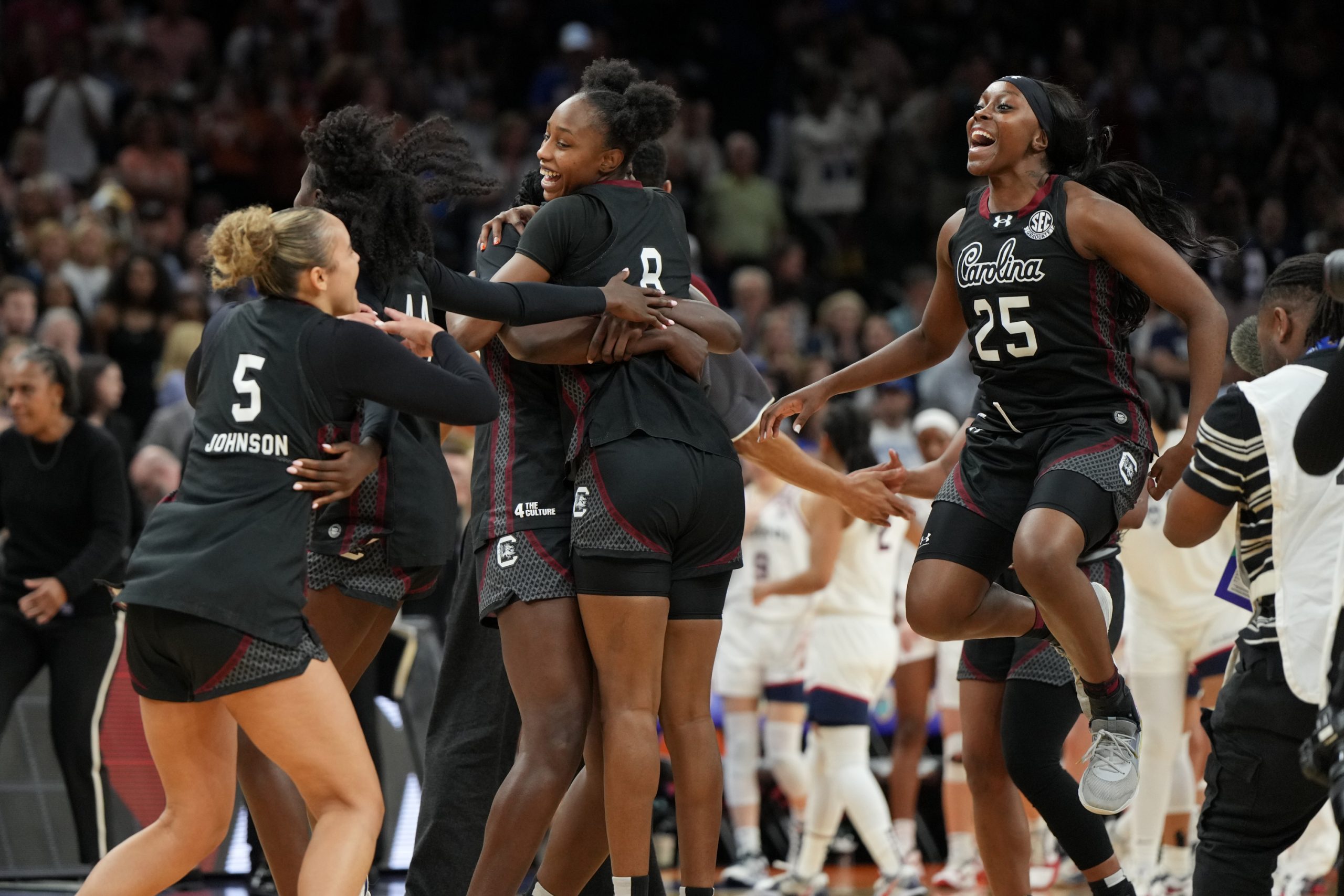 ¡Sorpresa en la NCAA! Gamecocks y Bruins se citan en una final inédita tras tumbar a los favoritos