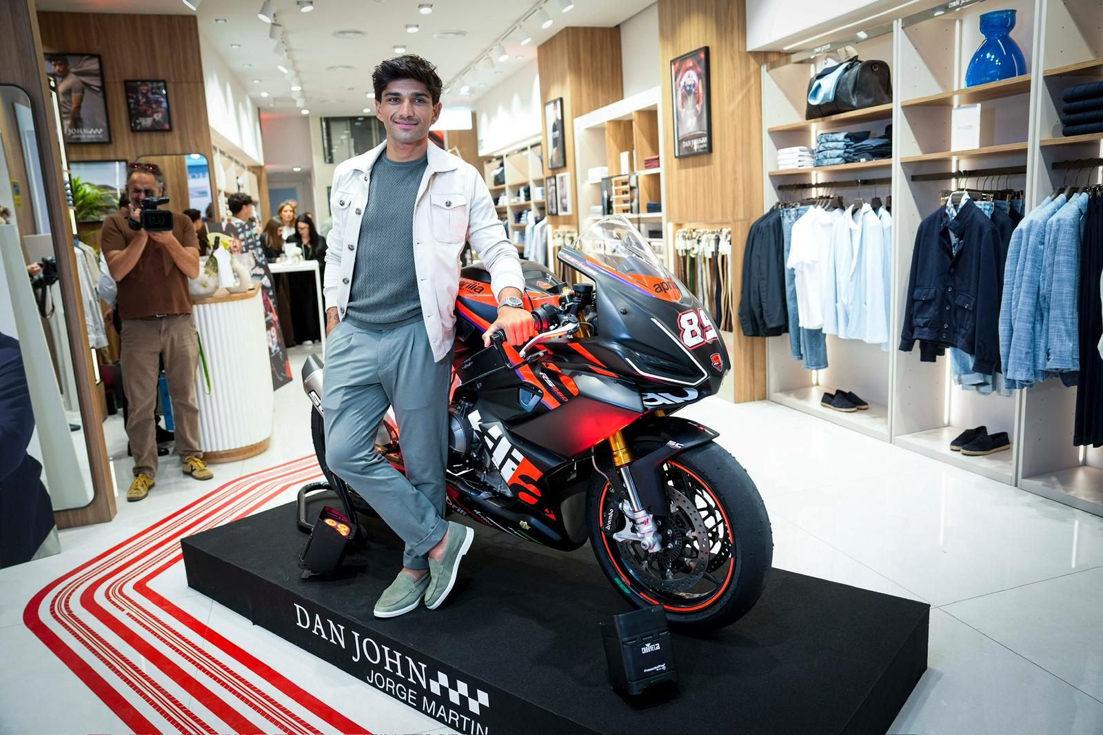 Martín Deslumbra en Barcelona: Moda, Velocidad y un Mundial en Plena Ebullición Martín Deslumbra en Barcelona: Moda, Velocidad y un Mundial en Plena Ebullición