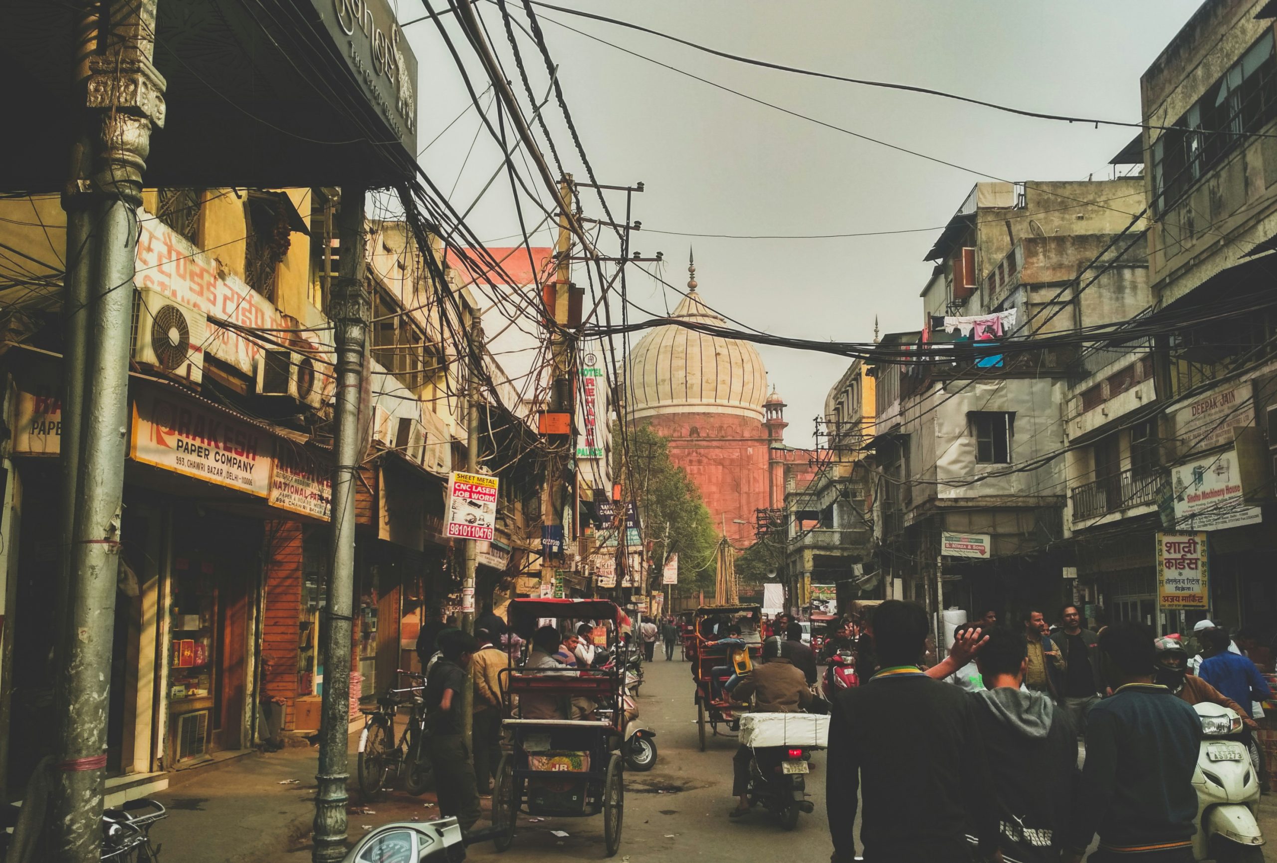 Delhi Lanza el Futuro Eléctrico: Adiós a las Motos de Gasolina en 2028