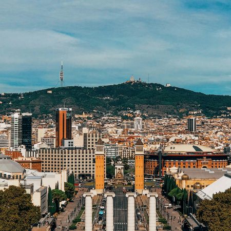 Incendio en Montjuïc: Evacuaciones y esfuerzos por controlar el fuego en Barcelona