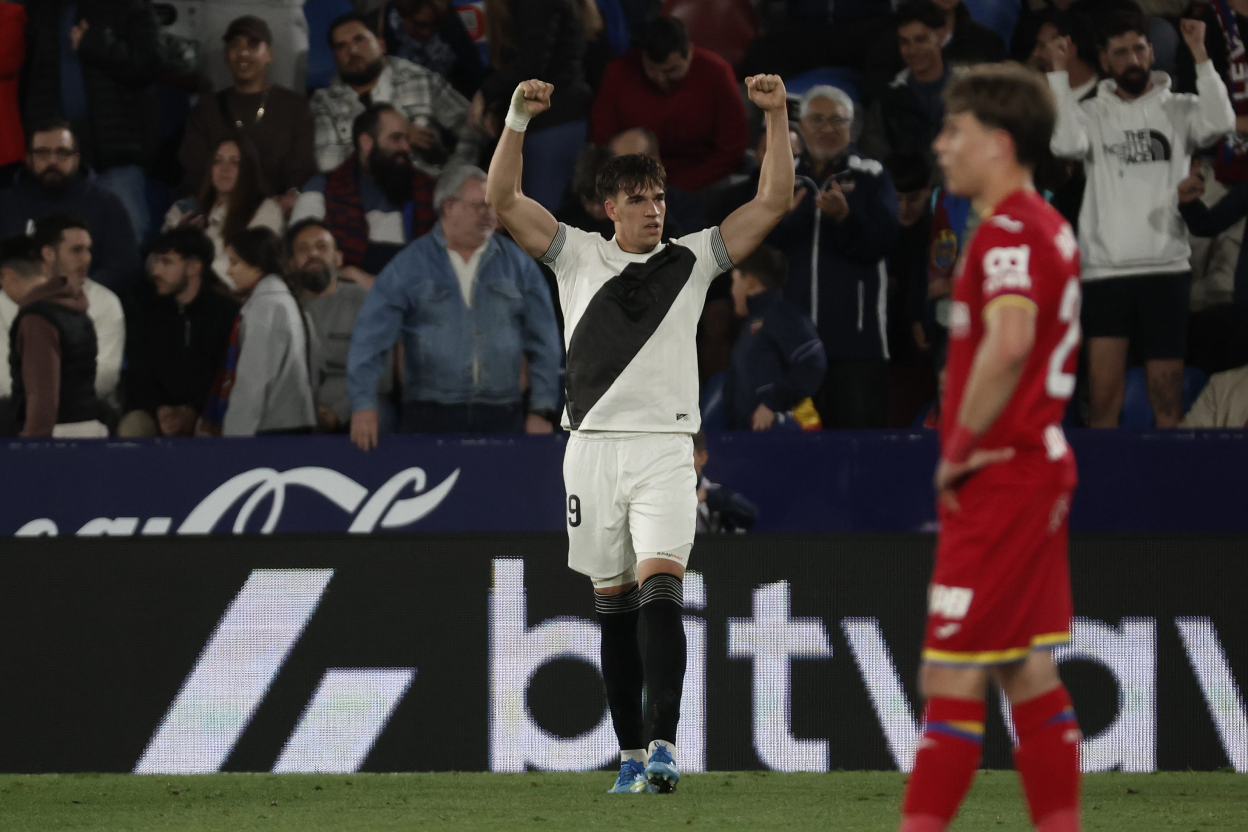 Levante y Sevilla: Un Duelo Crucial por la Supervivencia