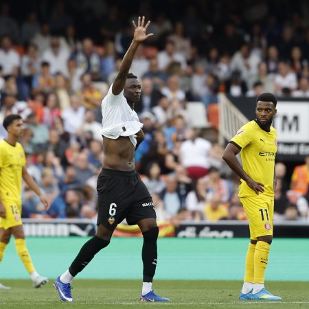 ¡Sadiq Despierta! El Goleador del Valencia Recupera su Olfato y Sorprende con Asistencias