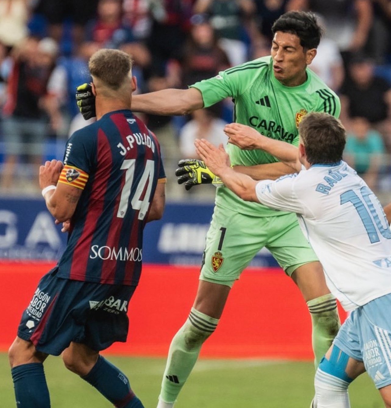 Imágenes Inaceptables en el Derbi Aragonés: La Controversia del Huesca-Zaragoza Imágenes Inaceptables en el Derbi Aragonés: La Controversia del Huesca-Zaragoza