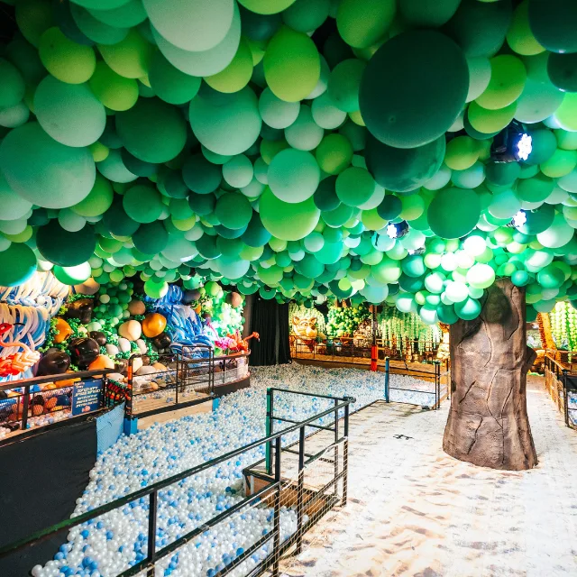 Barcelona se Transforma en un País de las Maravillas de Globos: 'Balloon Story' Deslumbra con su Magia Reciclable