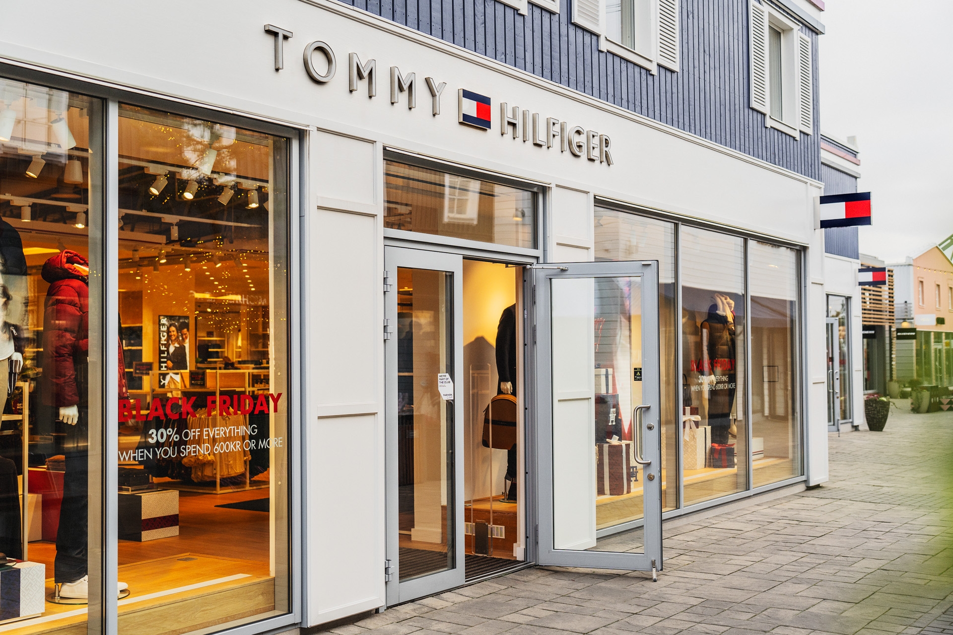¡Revolución Estival! Renueva Tu Armario con Estilo y Ahorro: Tommy Hilfiger en Oferta ¡Revolución Estival! Renueva Tu Armario con Estilo y Ahorro: Tommy Hilfiger en Oferta