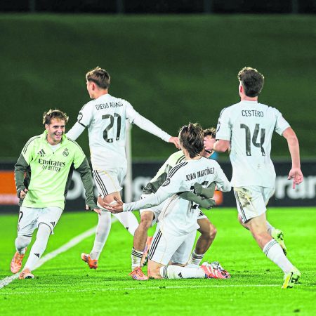 El PSG pone sus ojos en la joya del Castilla: ¿Quién es Joan Martínez, el central de 18 años que seduce a París?