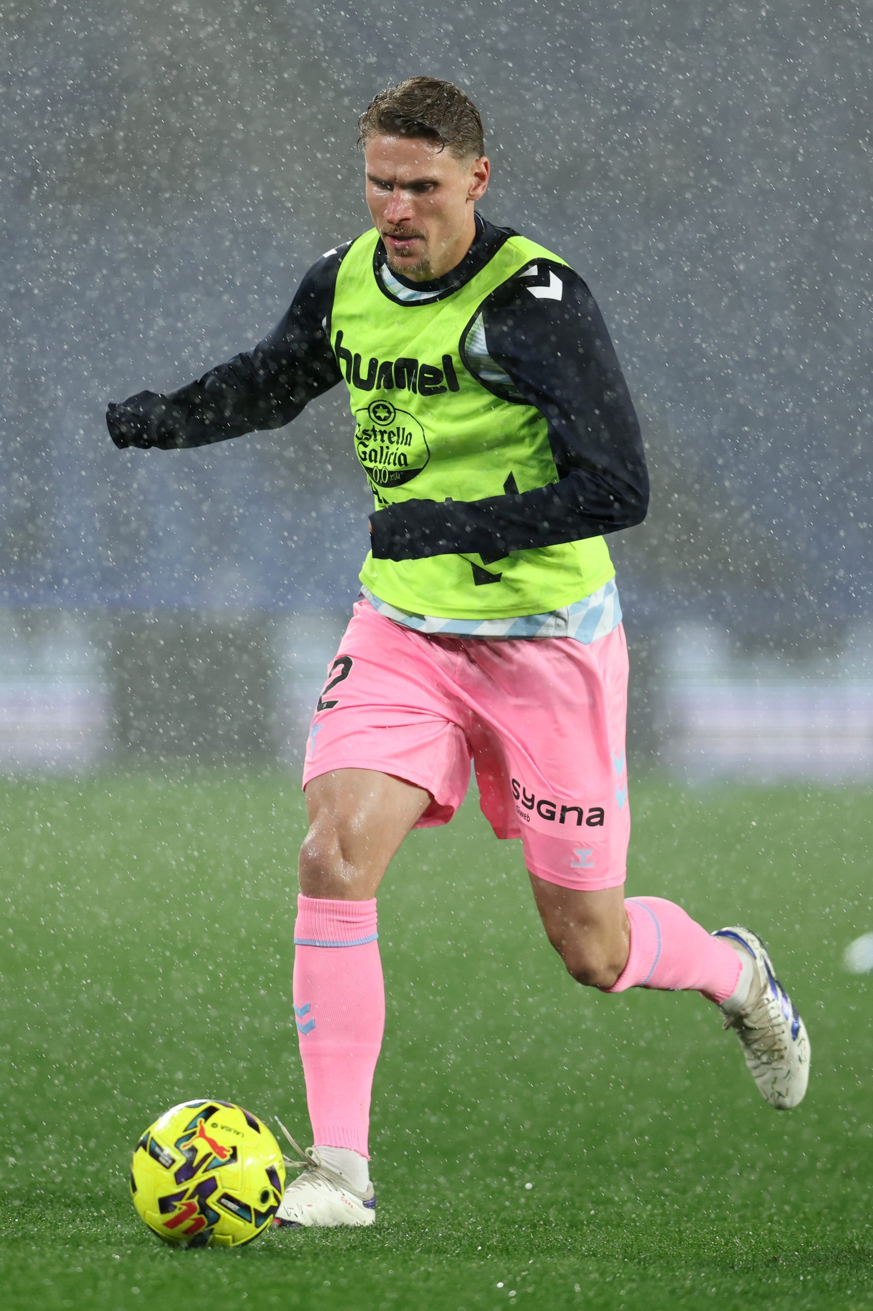 ¡Adiós a la temporada! La grave lesión de Carl Starfelt pone en jaque al Celta y a Suecia