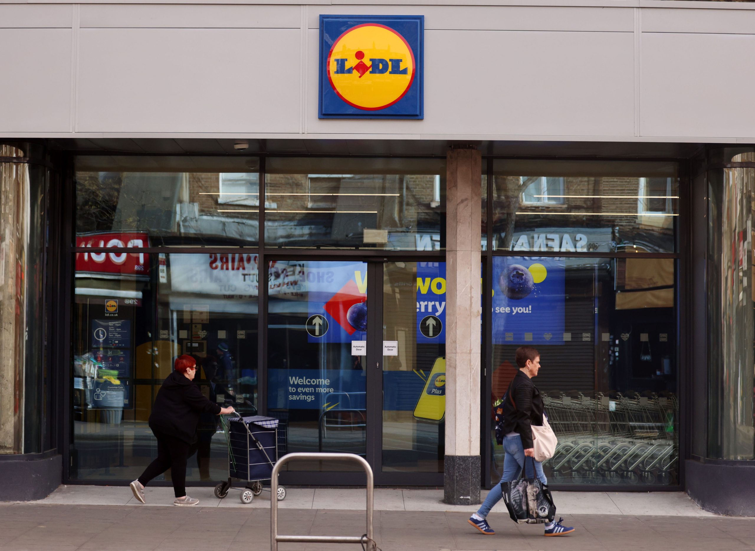 Lidl Revoluciona el Hogar: La Lámpara LED que Conquista Estancias y Bolsillos