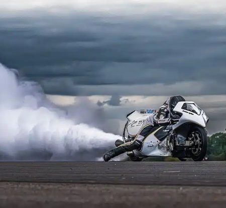 ¡La Naturaleza Desata su Furia en la Pista: Moto a Vapor Desafía los Límites de la Velocidad!