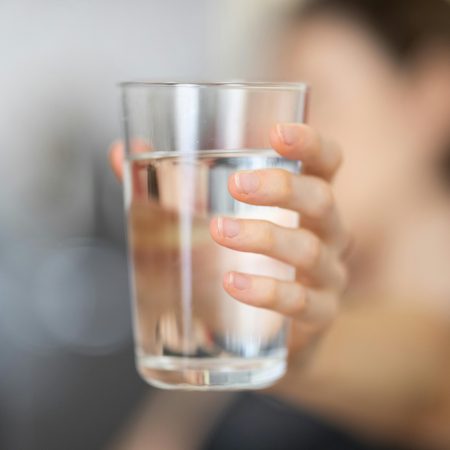 ¡Agua, el elixir de la vida… o un peligro oculto! La historia que te hará replantearte tu hidratación