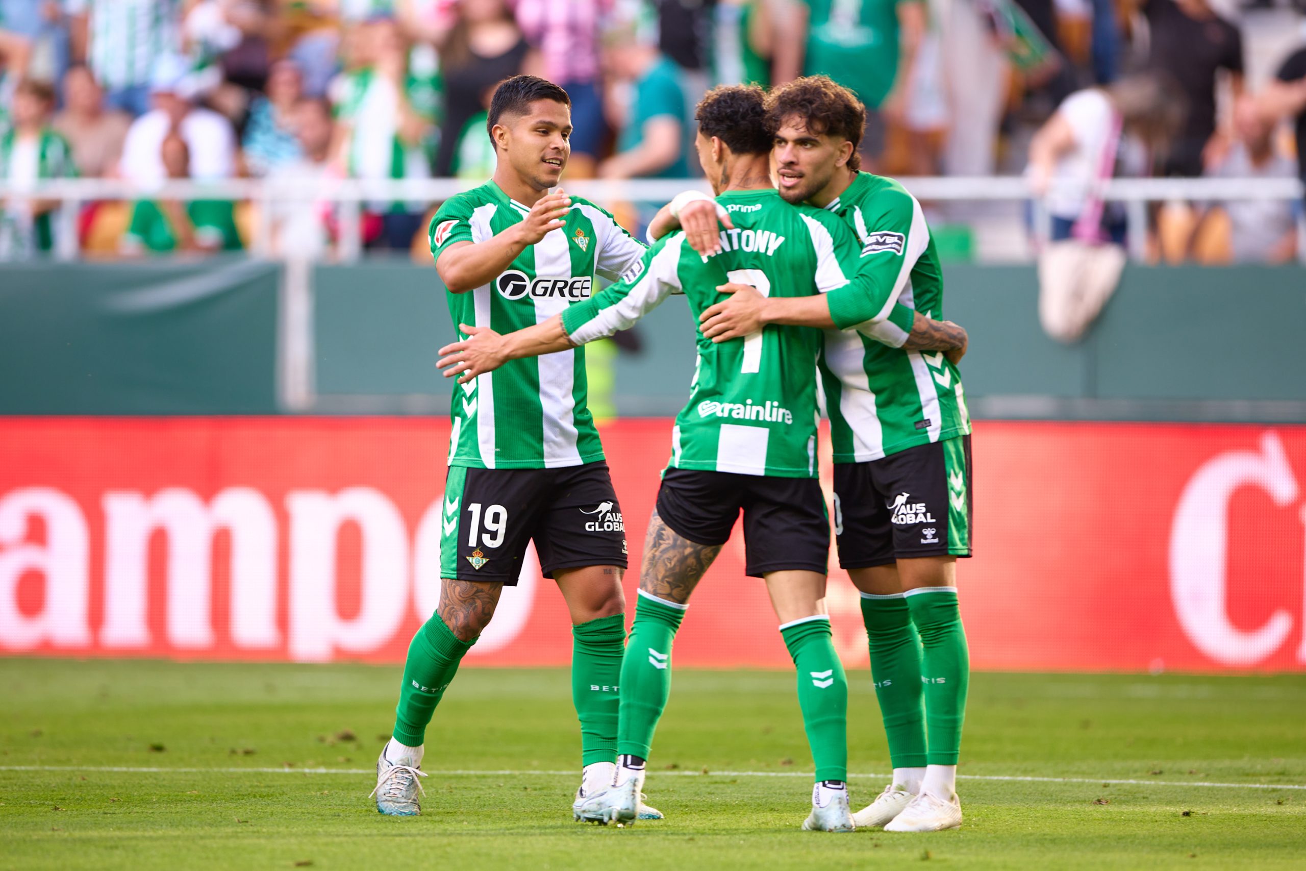 El Betis Sella una Victoria Clave Ante un Oviedo que Toca Fondo