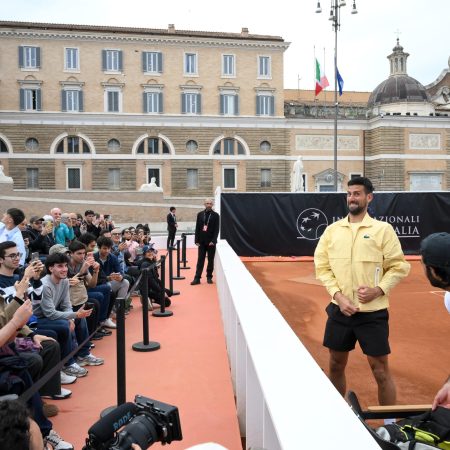 Djokovic y Tsitsipas encienden Roma: Un duelo de titanes en la Piazza del Popolo